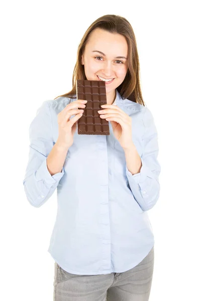 ダイエット砂糖中毒と不健康な栄養を飛ばしてチョコレートバーを噛み続ける若い美しいフィットカジュアル女性 — ストック写真
