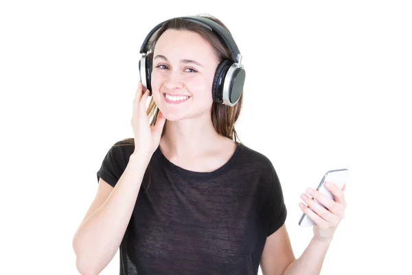 Młoda Kobieta Śmieje Się Słuchania Muzyki Słuchawek Inteligentnego Telefonu — Zdjęcie stockowe