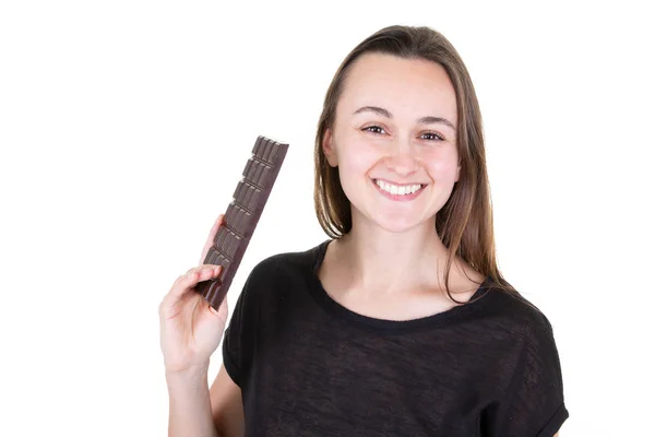 Красивая Улыбка Молодая Счастливая Женщина Шоколадной Ручкой Смотрит Камеру — стоковое фото