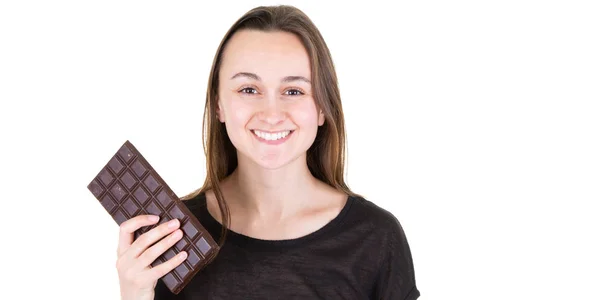 チョコレートバーの笑い声で白い背景に若い女性の肖像画 — ストック写真
