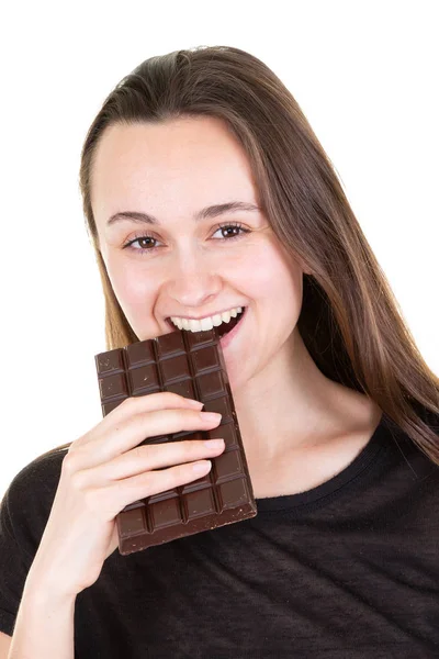 Улыбающаяся Молодая Женщина Кусающая Шоколад — стоковое фото