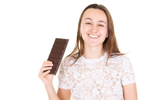 チョコレートバーと笑顔幸せな若い女性の肖像 — ストック写真