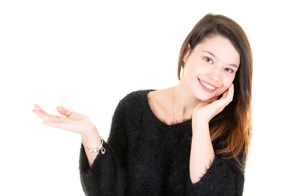 Sonriente Morena Modelo Mujer Mostrando Espacio Copia Blanca Palma — Foto de Stock