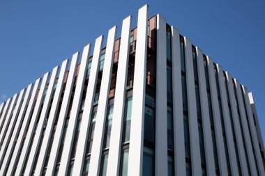 Mavi gökyüzüne karşı beyaz geometrik soyut mimari arka plan