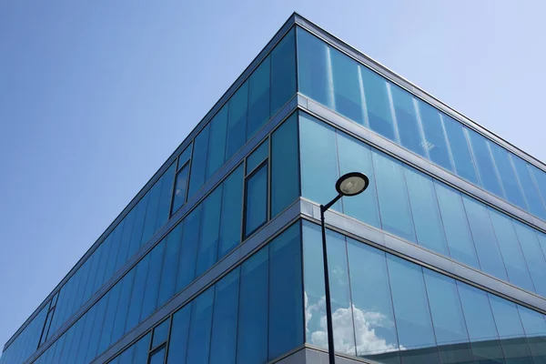 Mur Verre Transparent Immeuble Bureaux Dans Ciel Bleu — Photo