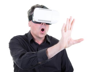 Sanal gerçeklik gözlükleri ve jestleri beyaz arka plan üzerinde stüdyo fotoğraf kafa bir Vr kulaklık ile İşadamı