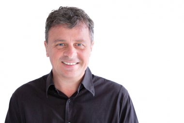 yakışıklı akıllı görünümlü gülümseyen adam ile dişli gülümseme erkek poz beyaz arka plan üzerinde promosyon bilgi içeriği için kopya alanı ile izole poz
