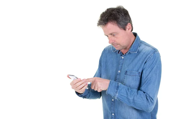 Hombre Mediana Edad Casual Usando Teléfono Sobre Fondo Blanco — Foto de Stock