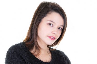 Beyaz arka plan üzerinde izole tür gülümseme ile poz koyu saçlı genç güzel kadın Portresi
