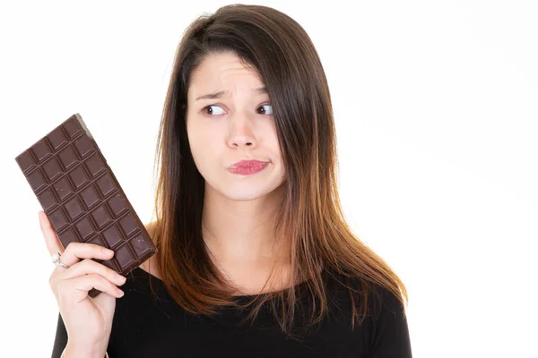 Jong Mooi Vrouw Zoek Opzij Kopiëren Ruimte Met Chocolade Bar — Stockfoto
