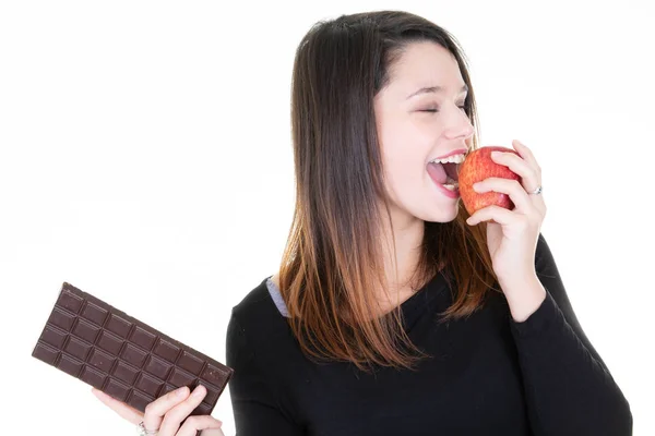 Jong Mooi Meisje Houdt Kiezen Appel Chocolade Bar Geïsoleerde Witte — Stockfoto