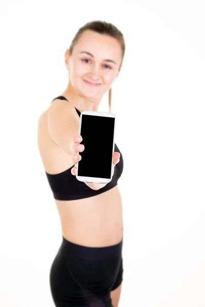 Спортивна Фітнес Щаслива Молода Жінка Показує Порожній Екран Мобільного Телефону — стокове фото