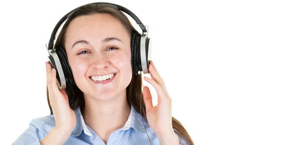 Χαρούμενη Νεαρή Γυναίκα Ακούγοντας Μουσική Στα Ακουστικά Λευκό Φόντο — Φωτογραφία Αρχείου