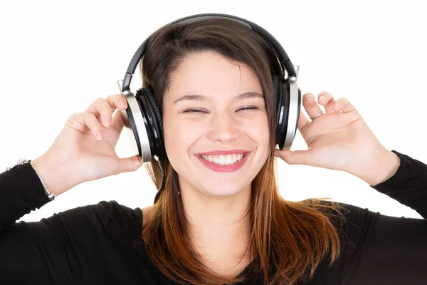 Młoda Kobieta Słuchawkami Słuchając Muzyki Zamknięte Oczy Cieszyć — Zdjęcie stockowe