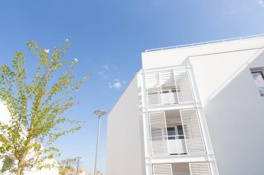 cephe yakın yeni ağaç ile modern beyaz bina dış gerçek