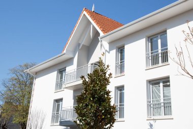 açık mavi gökyüzü ile gerçek bina yeni dış emlak