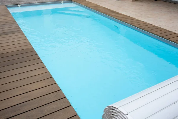 Piscina Azul Con Suelos Madera Teca Casa Jardín Verano — Foto de Stock