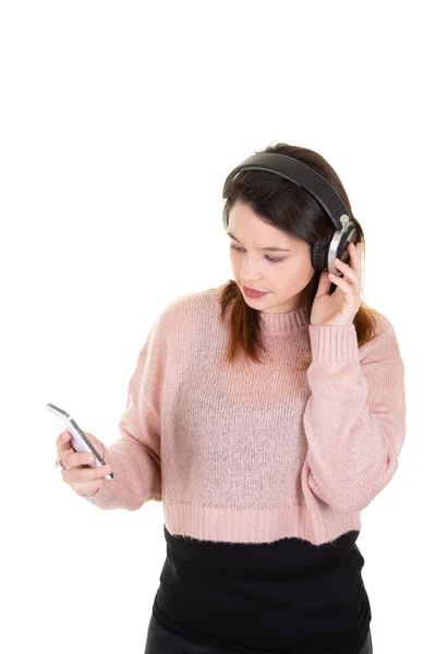 Hermosa Mujer Joven Auriculares Escuchando Música Teléfonos Inteligentes Desde Teléfono —  Fotos de Stock