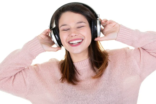 Retrato Uma Jovem Feliz Com Olhos Fechados Ouvir Música Fones — Fotografia de Stock