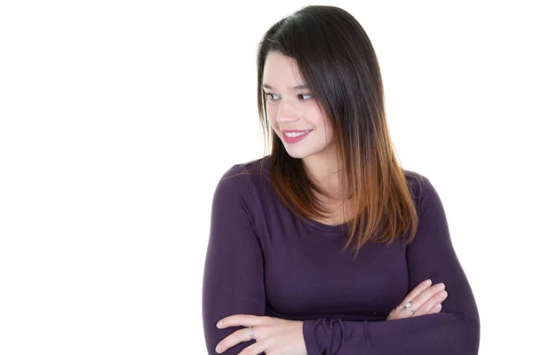 Mujer Morena Sonriente Con Brazos Cruzados Mirando Lado Espacio Copia — Foto de Stock