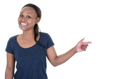 Gülümseyen Afrikalı kadın yan işaret kopya alanı boş kadar alay