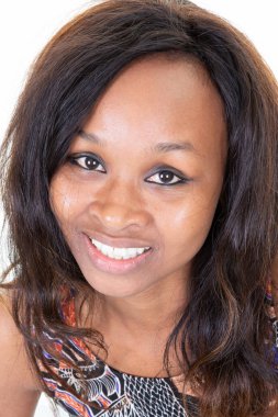 Uzun saçlı güzel Afrikalı-Amerikalı kadın portresi