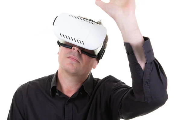 Mann Gestikuliert Mit Virtual Reality Headset — Stockfoto