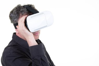 Vr sanal gerçeklik gözlüğü giyen siyah gömlek adam