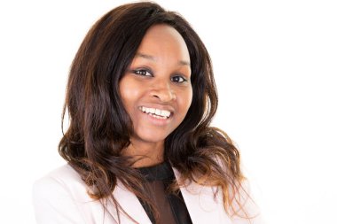 koyu tenli genç siyah kadın beyaz stüdyo arka plan karşı kenara bakar