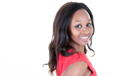 Zarif bir elbise içinde güzel bir genç kadın afro-Amerikan portresi kopya alanı ile geriye bakıyor