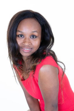 beyaz arka plan izole kıvırcık siyah saçlı güzel sevimli genç kadın