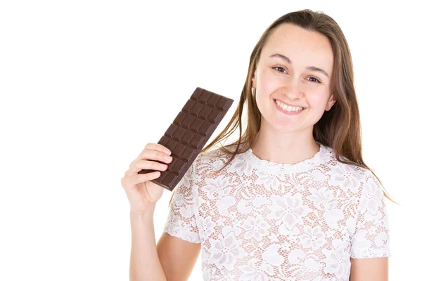 白いコピースペースでチョコレートバーを食べて満足のいくかわいい女の子の肖像画 — ストック写真