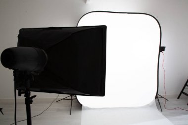 Profesyonel ekipman arka plan ile modern fotoğraf stüdyosu