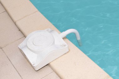 Bir ev özel aile havuzu tarafında yüzme havuzu alarmı