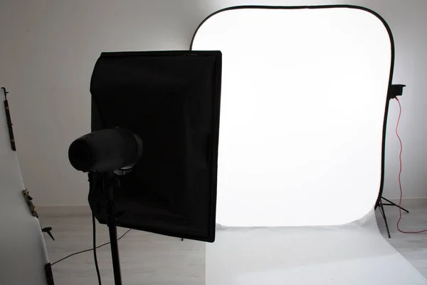 Pengaturan Cahaya Studio Foto Menunggu Model Untuk Latar Belakang — Stok Foto