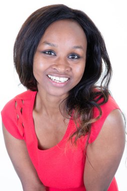 Güzel genç siyah kadın kıvırcık saç görünümlü camea gülümseyen Portresi