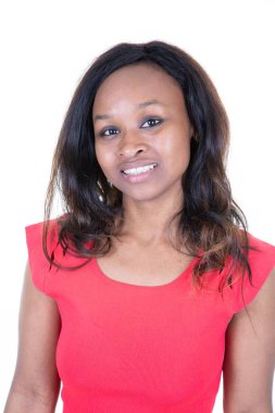 gülümseyen genç bir kadının Afro-Amerikan stüdyo portresi