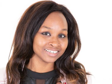 Afrikalı Amerikalı manken için güzel bir stüdyo resmi.