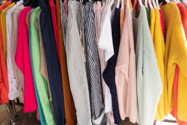 Rafta asılı giysi koleksiyonu