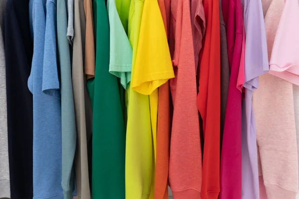 衣架上的彩虹颜色衣服为背景 — 图库照片