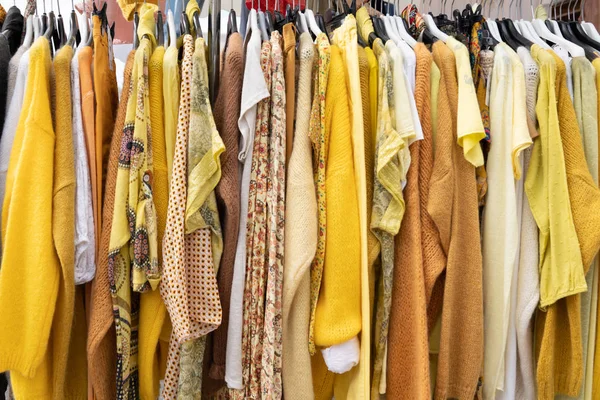 Gele Vrouw Kleding Hangers Petto Voor Achtergrond — Stockfoto