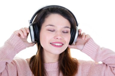Müzik dinlekulaklık ile güzel genç kapalı gözlü kadın portresi