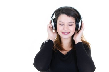 kapalı gözleri genç güzel kadın müzik dinleme ile zevk