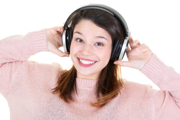 Belle Jeune Femme Écoutant Musique Dans Des Écouteurs Sur Fond — Photo