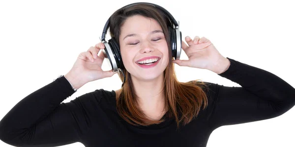 Mujer Joven Con Auriculares Escucha Música Siente Bien Ojos Cerrados — Foto de Stock