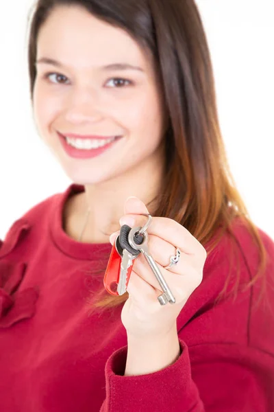 家の鍵を持ち出すぼやけた女性は幸せそうに微笑む — ストック写真