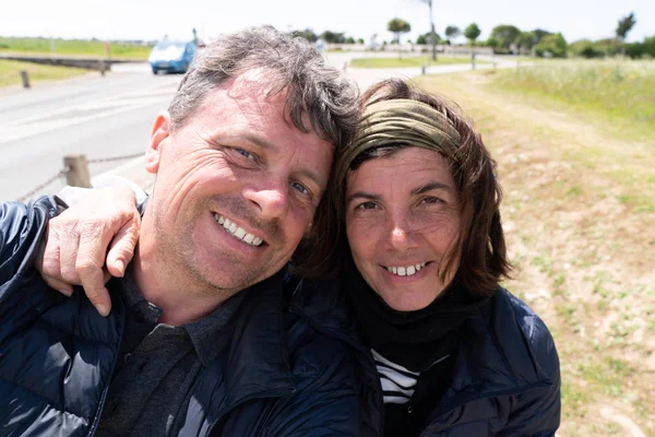 Porträtt Utomhus Lyckligt Par Gör Selfie Foto Med Smartphone — Stockfoto