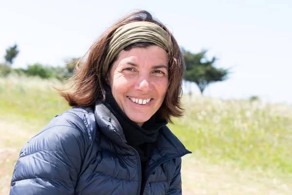 Hermosa Mujer Mediana Edad Sonriente Aire Libre Chaqueta Invierno Con — Foto de Stock