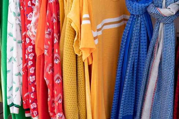 时尚和购物理念的零售商店衣架上的彩虹色衣服 — 图库照片