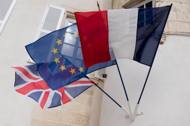 Fransız İngiltere'de Brexit ve Avrupa Birliği bayrağı rüzgarda sallanıyor